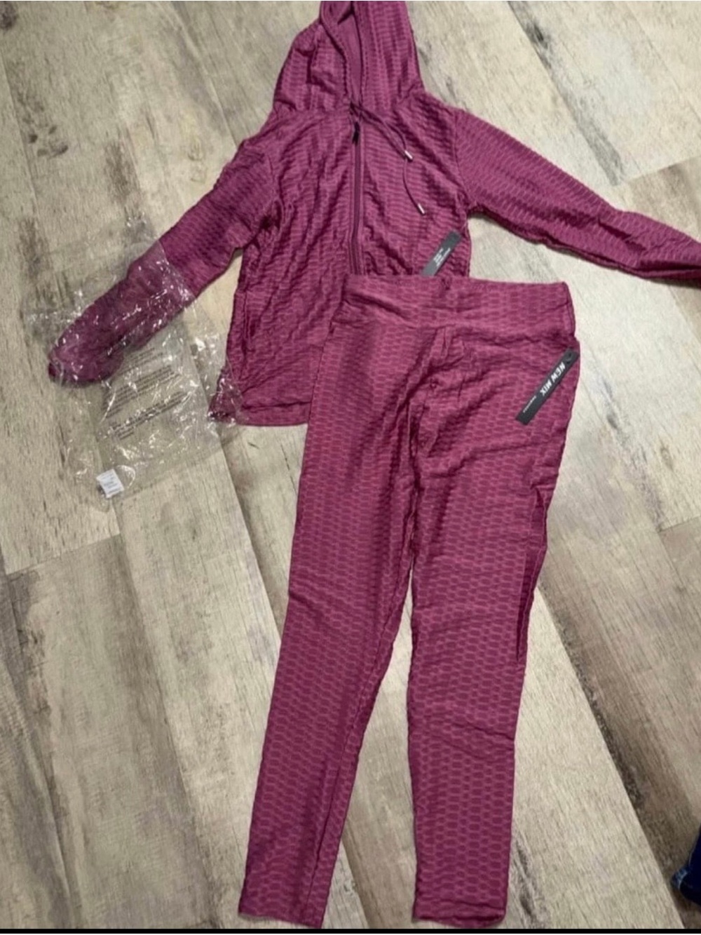 NWT 2X/3X Women’s Textured Hooded Pants Set in Berry; slim fitting